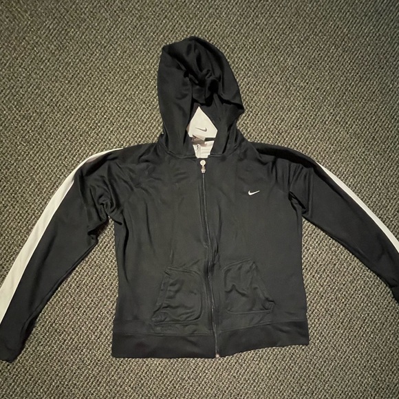 thin nike jacket womens
